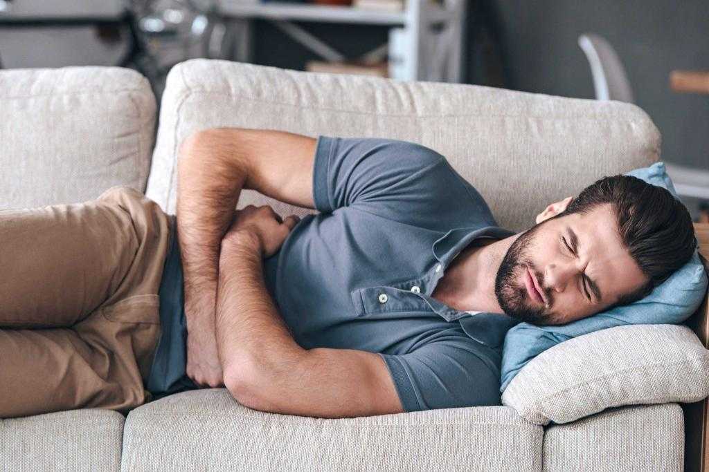 мужчина лежит на диване
