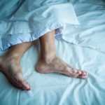 Почему крутит ноги перед сном: причины, методы лечения