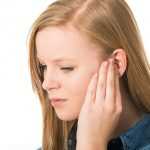 Закладывает уши при сморкании: причины, симптомы, возможные заболевания и лечение