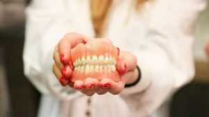 Как ставят мост на зубы: способы установки, гигиена зубного протеза и возможные осложнения