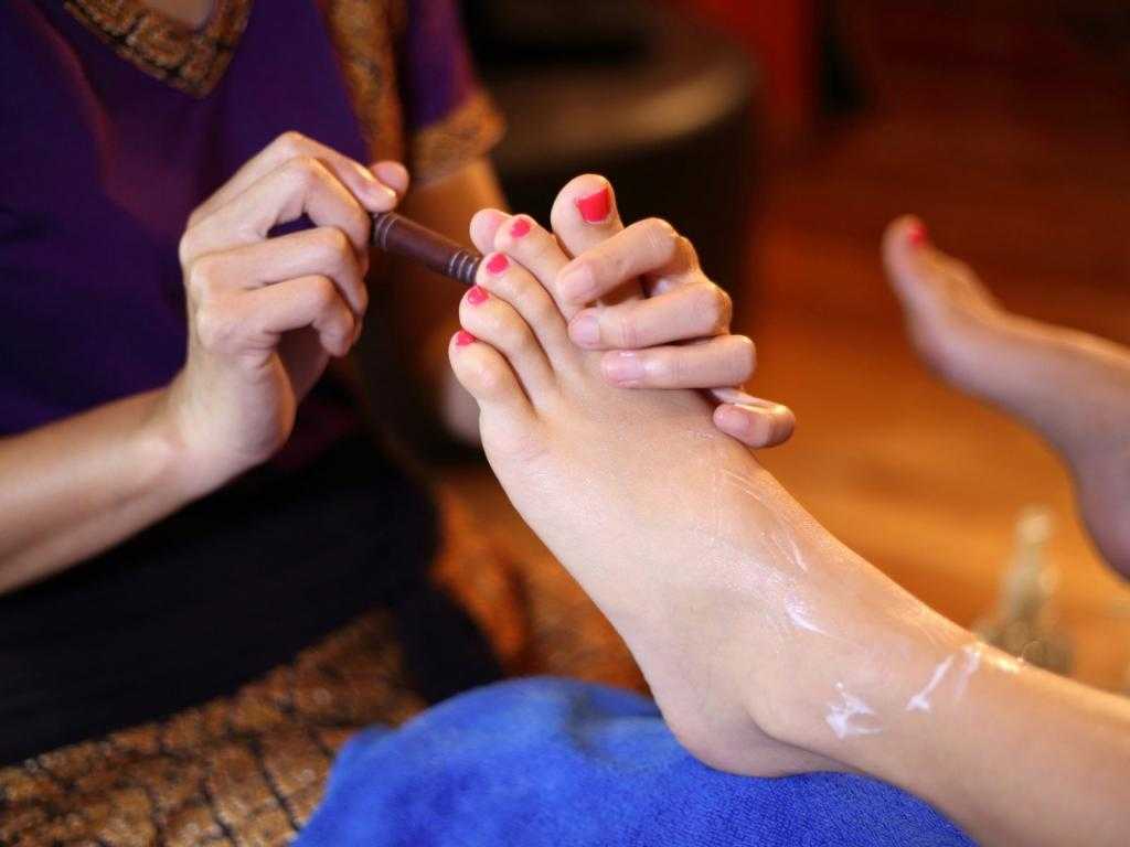 Тайский массаж ног с кремом.