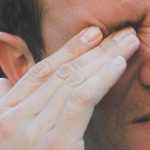 Почему щиплет глаза: возможные причины и методы лечения