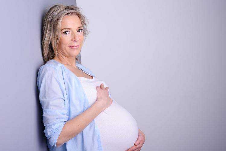 женщина в возрасте беременна