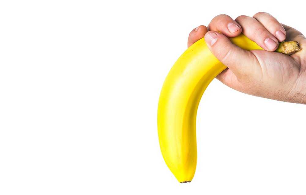 Банан в руке девушки