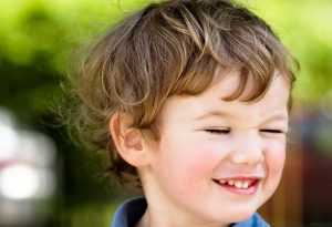 Частое моргание глаз у ребенка: причины и лечение