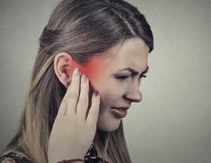 Шум в правом ухе без боли: возможные причины и методы лечения