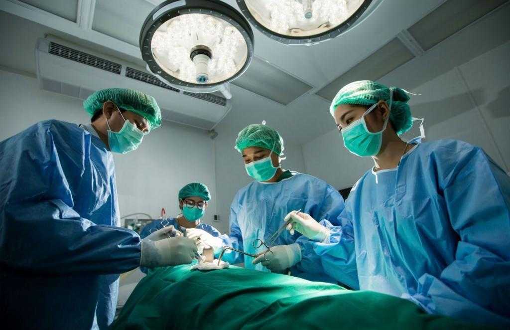 хирург в операционной