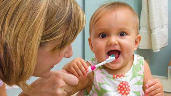 как годовалому ребенку чистить зубы правила