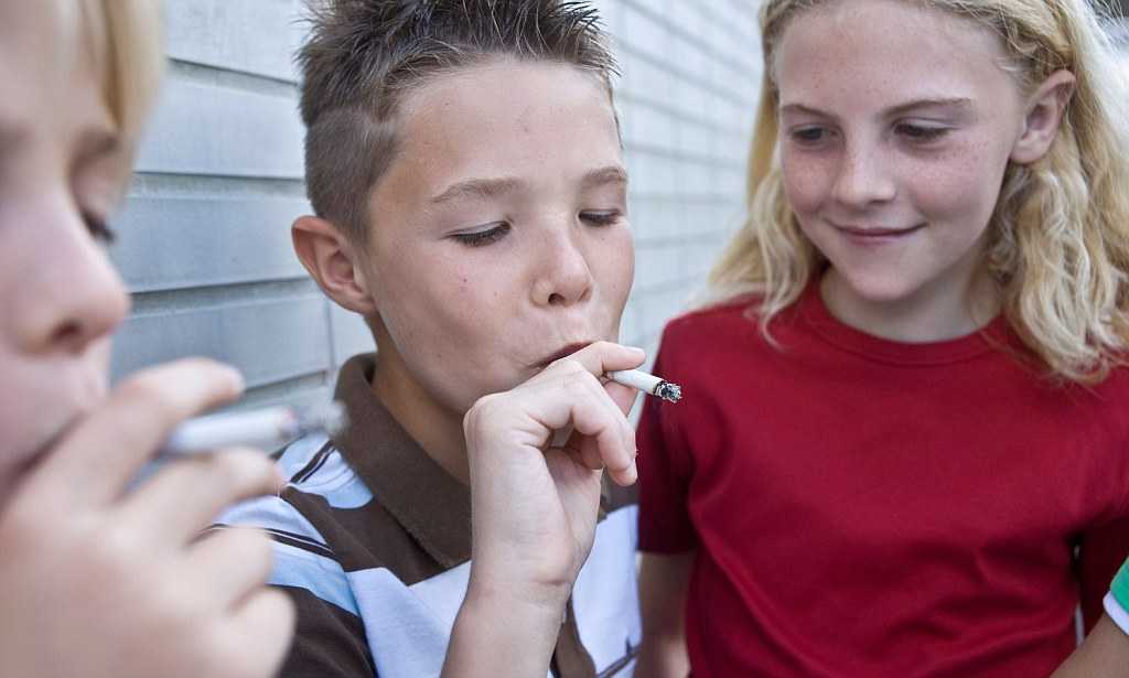 Подростки курят сигареты