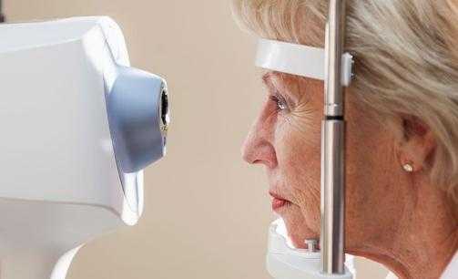 Измерение глазного давления у пожилых женщин